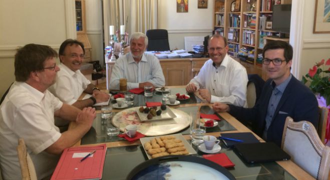 &Tau;&alpha;&tau;&omicron;ύ&lambda;&eta;&sigmaf;: &laquo;&Theta;&epsilon;&mu;έ&lambda;&iota;&omicron; &pi;&omicron;&lambda;&iota;&tau;&iota;&sigma;&mu;&iota;&kappa;ή&sigmaf; &sigma;&upsilon;&nu;&epsilon;&rho;&gamma;&alpha;&sigma;ί&alpha;&sigmaf; &kappa;&alpha;&iota; &phi;&iota;&lambda;ί&alpha;&sigmaf; &eta; &Epsilon;&lambda;&lambda;&eta;&nu;&omicron;&gamma;&epsilon;&rho;&mu;&alpha;&nu;&iota;&kappa;ή &Sigma;&upsilon;&nu;έ&lambda;&epsilon;&upsilon;&sigma;&eta;&raquo;