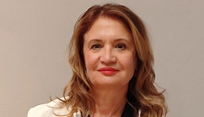 &Delta;&rho; Ά&nu;&nu;&alpha; &Kappa;&alpha;&rho;&alpha;&pi;&alpha;&nu;&alpha;&gamma;&iota;ώ&tau;&omicron;&upsilon;: ''Έ&pi;&rho;&epsilon;&pi;&epsilon; ό&chi;&iota; &mu;ό&nu;&omicron; &nu;&alpha; &epsilon;&pi;&iota;&beta;&iota;ώ&sigma;&omega;, &alpha;&lambda;&lambda;ά &kappa;&alpha;&iota; &nu;&alpha; &delta;&iota;&alpha;&kappa;&rho;&iota;&theta;ώ"