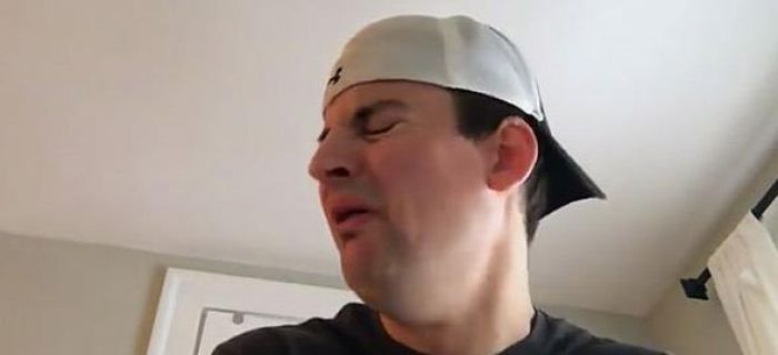 Η ξεκαρδιστική αντίδραση αυτού του μπαμπά που αλλάζει πάνα στο μωρό του!