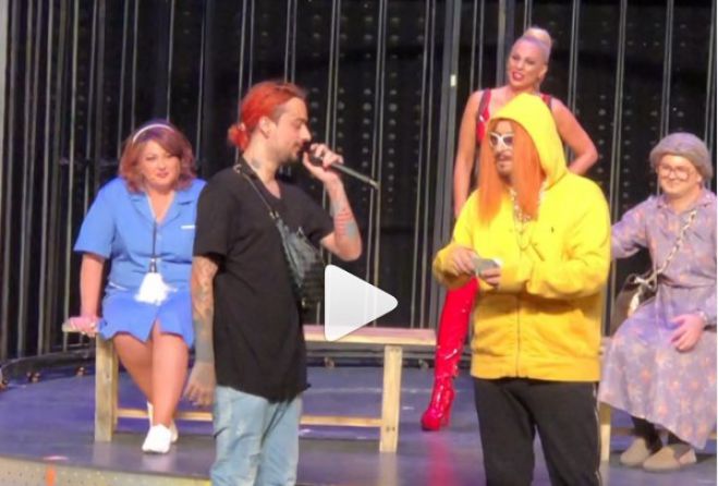 O Sin Boy &alpha;&nu;&epsilon;&beta;&alpha;ί&nu;&epsilon;&iota; &sigma;&tau;&eta; &sigma;&kappa;&eta;&nu;ή &tau;&omicron;&upsilon; &theta;&epsilon;ά&tau;&rho;&omicron;&upsilon; &tau;&eta;&nu; ώ&rho;&alpha; &pi;&omicron;&upsilon; &tau;&omicron;&nu; &mu;&iota;&mu;&epsilon;ί&tau;&alpha;&iota; &omicron; &Sigma;&epsilon;&phi;&epsilon;&rho;&lambda;ή&sigmaf; &kappa;&alpha;&iota; &tau;&omicron;&upsilon; &pi;&epsilon;&tau;ά&epsilon;&iota;&hellip; (vd)