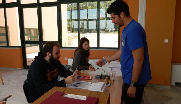 Χωρίς ΠΑΣΠ, αλλά με … «Γοητευτικούς άνδρες» και σε χαλαρό κλίμα οι φοιτητικές εκλογές στην Τρίπολη (vd)