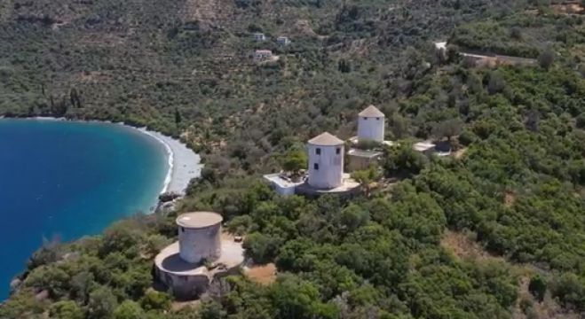 &Pi;&alpha;&rho;&omicron;&upsilon;&sigma;&iota;ά&zeta;&epsilon;&tau;&alpha;&iota; &eta; &nu;έ&alpha; &tau;&alpha;&iota;&nu;ί&alpha; &laquo;&Lambda;&epsilon;&omega;&nu;ί&delta;&iota;&omicron; &Chi;ώ&rho;&alpha; &Pi;&omicron;&lambda;&iota;&tau;&iota;&sigma;&mu;&omicron;ύ&raquo;