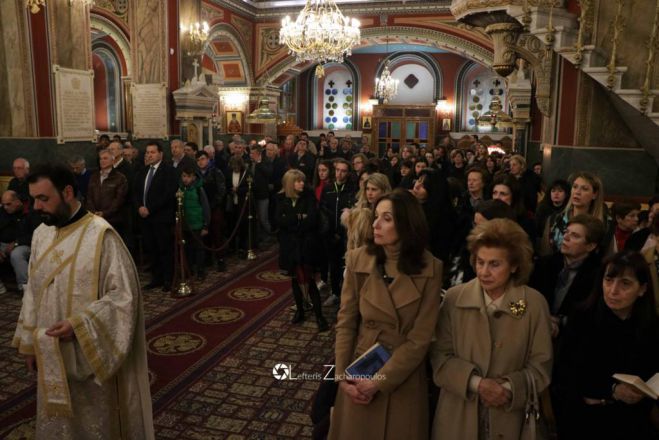 &Eta; &Alpha;&kappa;&omicron;&lambda;&omicron;&upsilon;&theta;ί&alpha; &tau;&omicron;&upsilon; &Alpha;&kappa;ά&theta;&iota;&sigma;&tau;&omicron;&upsilon; Ύ&mu;&nu;&omicron;&upsilon; &sigma;&tau;&eta;&nu; &Tau;&rho;ί&pi;&omicron;&lambda;&eta; (&epsilon;&iota;&kappa;ό&nu;&epsilon;&sigmaf;)