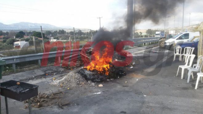 Φωτιές άναψαν οι αγρότες στα διόδια της Κορίνθου (εικόνες)