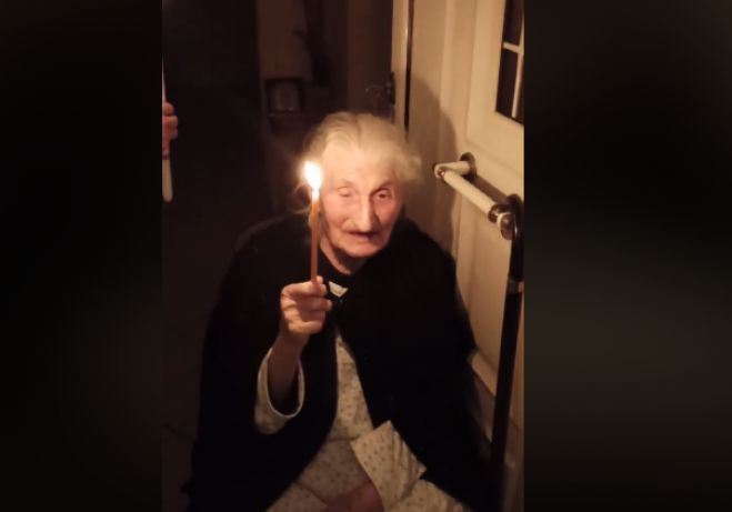 Η 102 ετών γιαγιά Σοφούλα από την Αρκαδία δίνει τις ευχές της για το Πάσχα! (vd)