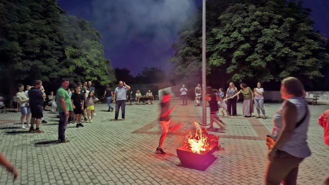 Το έθιμο του Αγίου Ιωάννη Κλήδονα αναβίωσε από τον Πολιτιστικό Σύλλογο Αγίου Κωνσταντίνου (εικόνες - βίντεο)