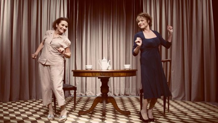 &Theta;&epsilon;&alpha;&tau;&rho;&iota;&kappa;ή &sigma;&upsilon;&nu;ά&nu;&tau;&eta;&sigma;&eta; &delta;ύ&omicron; &sigma;&eta;&mu;&alpha;&nu;&tau;&iota;&kappa;ώ&nu; &eta;&theta;&omicron;&pi;&omicron;&iota;ώ&nu; &sigma;&tau;&omicron; &Mu;&alpha;&lambda;&lambda;&iota;&alpha;&rho;&omicron;&pi;&omicron;ύ&lambda;&epsilon;&iota;&omicron;