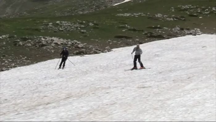 Καρπενήσι | Κάνουν σκι στο Χιονοδρομικό ... καλοκαιριάτικα! (vd)