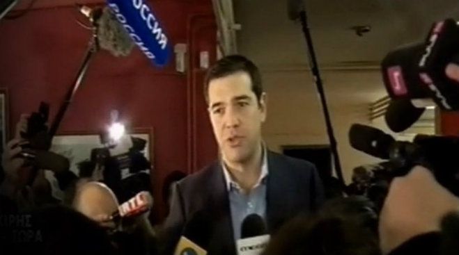 Πανδαιμόνιο για Τσίπρα - Σε καρέκλα ανέβηκε για να μιλήσει! (vd)