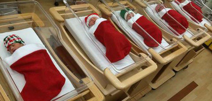 Μαιευτήριο τυλίγει τα νεογέννητα σε Χριστουγεννιάτικες κάλτσες!