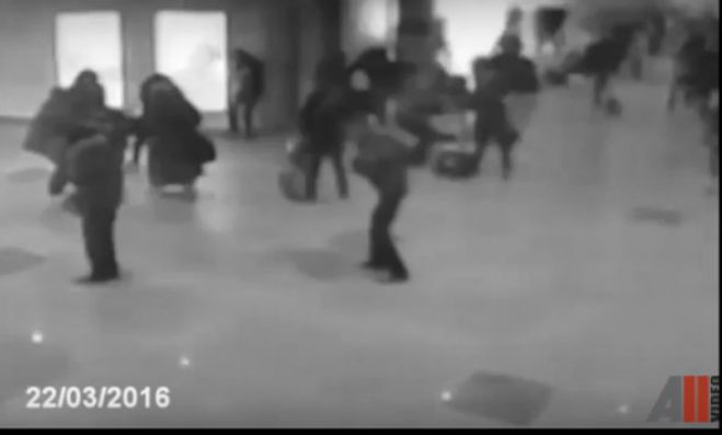 Ντοκουμέντο: Η στιγμή των εκρήξεων μέσα στο αεροδρόμιο των Βρυξελλών (vd)