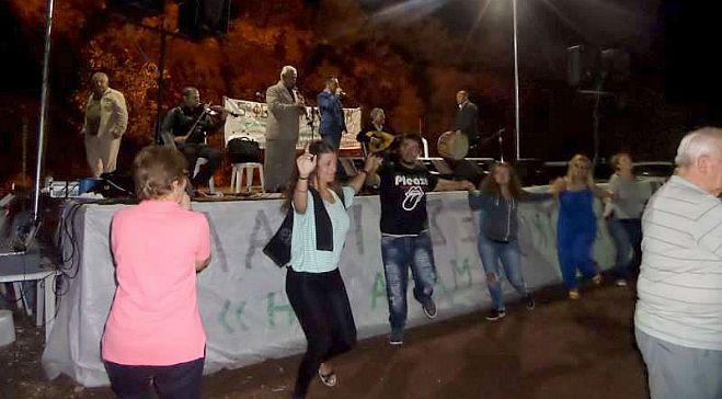 &Phi;&epsilon;&sigma;&tau;&iota;&beta;ά&lambda; &laquo;&Mu;ά&nu;&alpha; &Gamma;&eta;&raquo; &mu;&epsilon; &upsilon;&phi;&alpha;&nu;&tau;ά, &kappa;&epsilon;&rho;ά&sigma;&mu;&alpha;&tau;&alpha; &kappa;&alpha;&iota; &pi;&alpha;&rho;&alpha;&delta;&omicron;&sigma;&iota;&alpha;&kappa;ά &tau;&rho;&alpha;&gamma;&omicron;ύ&delta;&iota;&alpha; &sigma;&tau;&eta; &Gamma;&omicron;&rho;&tau;&upsilon;&nu;ί&alpha; (vd)