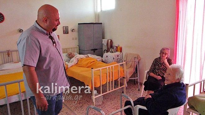 Ρούχα σε ηλικιωμένους του Γηροκομείου Τρίπολης πρόσφεραν μέλη της Χρυσής Αυγής (vd)