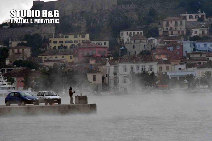 "Βράζει" η θάλασσα στο Ναύπλιο! (vd)