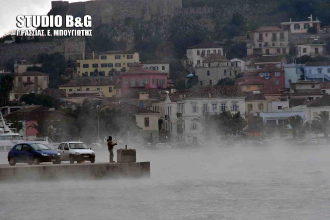 &quot;Βράζει&quot; η θάλασσα στο Ναύπλιο! (vd)