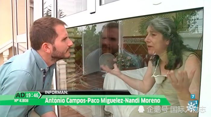 &Gamma;&upsilon;&nu;&alpha;ί&kappa;&alpha; &zeta;&epsilon;&iota; &sigma;&epsilon; &gamma;&upsilon;ά&lambda;&iota;&nu;&omicron; &kappa;&lambda;&omicron;&upsilon;&beta;ί &epsilon;&delta;ώ &kappa;&alpha;&iota; 13 &chi;&rho;ό&nu;&iota;&alpha; (&epsilon;&iota;&kappa;ό&nu;&epsilon;&sigmaf;)