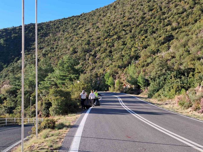 "N&alpha; &kappa;&rho;&alpha;&tau;ά&mu;&epsilon; &tau;&omicron;&nu; &Tau;&upsilon;&rho;ό &mu;&alpha;&sigmaf; &kappa;&alpha;&theta;&alpha;&rho;ό, ό&mu;&omicron;&rho;&phi;&omicron; &kappa;&alpha;&iota; &phi;&iota;&lambda;ό&xi;&epsilon;&nu;&omicron;" (&epsilon;&iota;&kappa;ό&nu;&epsilon;&sigmaf;)