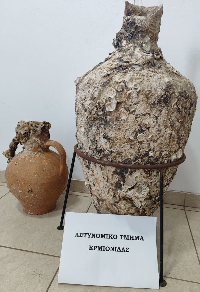 &Epsilon;&rho;&mu;&iota;&omicron;&nu;ί&delta;&alpha; | &Delta;ύ&omicron; &alpha;&mu;&phi;&omicron;&rho;&epsilon;ί&sigmaf; &beta;&rho;ή&kappa;&epsilon; &eta; &alpha;&sigma;&tau;&upsilon;&nu;&omicron;&mu;ί&alpha; &sigma;&epsilon; &sigma;&pi;ί&tau;&iota; - &Sigma;&upsilon;&nu;&epsilon;&lambda;ή&phi;&theta;&eta; &alpha;&lambda;&lambda;&omicron;&delta;&alpha;&pi;ή &gamma;&upsilon;&nu;&alpha;ί&kappa;&alpha;