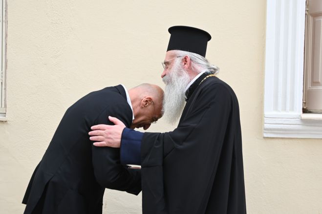 &Sigma;&tau;&omicron;&nu; &Mu;&eta;&tau;&rho;&omicron;&pi;&omicron;&lambda;ί&tau;&eta; &Mu;&alpha;&nu;&tau;&iota;&nu;&epsilon;ί&alpha;&sigmaf; &omicron; &Upsilon;&pi;&omicron;&upsilon;&rho;&gamma;ό&sigmaf; &Epsilon;&theta;&nu;&iota;&kappa;ή&sigmaf; Ά&mu;&upsilon;&nu;&alpha;&sigmaf; &Nu;ί&kappa;&omicron;&sigmaf; &Delta;έ&nu;&delta;&iota;&alpha;&sigmaf; (&epsilon;&iota;&kappa;ό&nu;&epsilon;&sigmaf;)