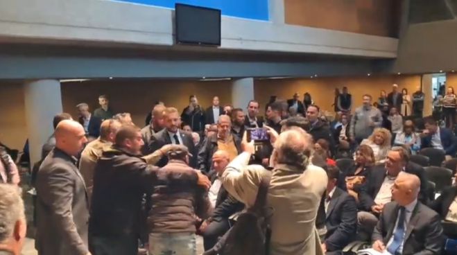 Επεισόδια με αγρότες στη Λιβαδειά – Έσπασαν τον αστυνομικό κλοιό και περικύκλωσαν τον Κώστα Τσιάρα (vd)