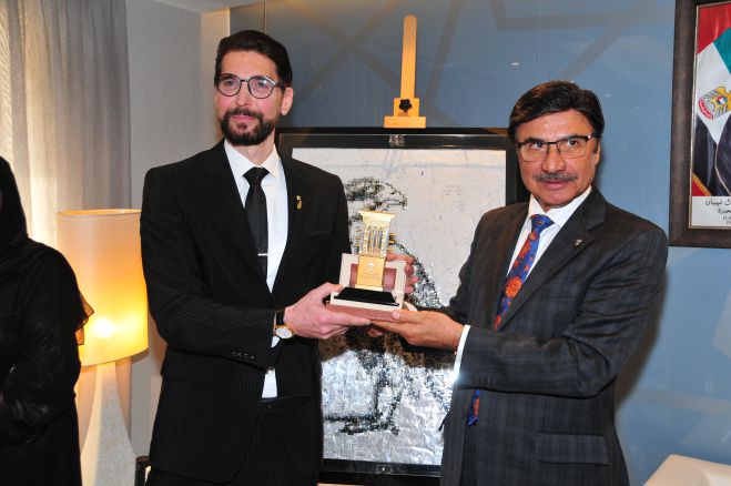 Τα Ηνωμένα Αραβικά Εμιράτα τίμησαν τον διεθνή Έλληνα καλλιτέχνη Νίκο Φλώρο για την προσφορά του στην τέχνη!
