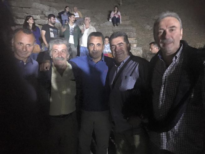 &Tau;&alpha; &sigma;&upsilon;&gamma;&chi;&alpha;&rho;&eta;&tau;ή&rho;&iota;&alpha; &Tau;&zeta;&iota;&omicron;ύ&mu;&eta; &sigma;&tau;&omicron;&nu; &Gamma;&iota;ώ&rho;&gamma;&omicron; &Kappa;&alpha;&sigma;&tau;&omicron;ύ&mu;&eta; &gamma;&iota;&alpha; &tau;&eta;&nu; &epsilon;&kappa;&delta;ή&lambda;&omega;&sigma;&eta; &sigma;&tau;&omicron; &Alpha;&rho;&chi;&alpha;ί&omicron; &Theta;έ&alpha;&tau;&rho;&omicron; &Omicron;&rho;&chi;&omicron;&mu;&epsilon;&nu;&omicron;ύ