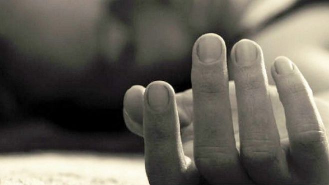 &Tau;&rho;ί&pi;&omicron;&lambda;&eta; | &Nu;&epsilon;&alpha;&rho;ή &gamma;&upsilon;&nu;&alpha;ί&kappa;&alpha; &beta;&rho;έ&theta;&eta;&kappa;&epsilon; &nu;&epsilon;&kappa;&rho;ή &sigma;&tau;&omicron; &sigma;&pi;ί&tau;&iota; &tau;&eta;&sigmaf;