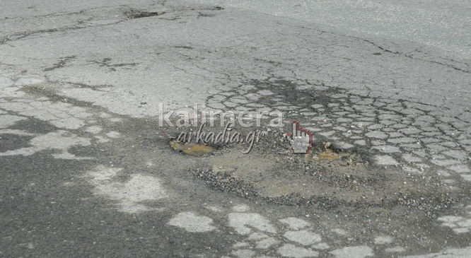 Επικίνδυνες λακκούβες (ξανα)γέμισαν οι δρόμοι της Τρίπολης (εικόνες)