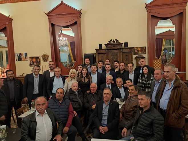 &laquo;&Tau;&rho;ί&pi;&omicron;&lambda;&eta;. &Epsilon;&nu;&omega;&mu;έ&nu;&omicron;&iota; &Mu;&pi;&rho;&omicron;&sigma;&tau;ά&raquo;, &eta; &nu;έ&alpha; &Delta;&eta;&mu;&omicron;&tau;&iota;&kappa;ή &Pi;&alpha;&rho;ά&tau;&alpha;&xi;&eta; &mu;&epsilon; &Upsilon;&pi;&omicron;&psi;ή&phi;&iota;&omicron; &Delta;ή&mu;&alpha;&rho;&chi;&omicron; &tau;&omicron;&nu; &Gamma;&iota;ά&nu;&nu;&eta; &Sigma;&mu;&upsilon;&rho;&nu;&iota;ώ&tau;&eta;