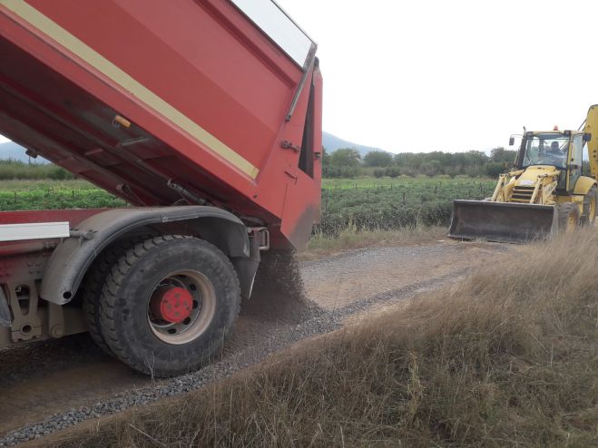 Δήμος Τρίπολης | Έκλεισαν τεράστιες λακκούβες σε αγροτικό δρόμο στην Κοινότητα Στενού (εικόνες)