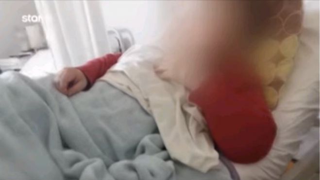 &Alpha;ί&gamma;&iota;&omicron; | &Epsilon;&pi;&iota;&mu;έ&nu;&epsilon;&iota; &eta; &mu;ά&nu;&alpha; &tau;&omicron;&upsilon; &beta;&rho;έ&phi;&omicron;&upsilon;&sigmaf; &pi;&omicron;&upsilon; &beta;&rho;έ&theta;&eta;&kappa;&epsilon; &nu;&epsilon;&kappa;&rho;ό &sigma;&tau;&alpha; &sigma;&kappa;&omicron;&upsilon;&pi;ί&delta;&iota;&alpha; - &laquo;&Delta;&epsilon;&nu; &tau;&omicron; &pi;έ&tau;&alpha;&xi;&alpha; &epsilon;&gamma;ώ&raquo; (vd)