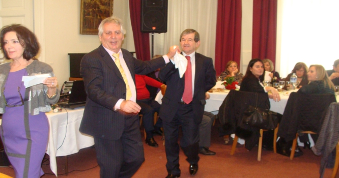 &Mu;ή&nu;&upsilon;&mu;&alpha; &kappa;ό&nu;&tau;&rho;&alpha; &sigma;&tau;&eta; &mu;&iota;&zeta;έ&rho;&iota;&alpha; έ&sigma;&tau;&epsilon;&iota;&lambda;&epsilon; &omicron; &Sigma;ύ&lambda;&lambda;&omicron;&gamma;&omicron;&sigmaf; &Phi;&iota;&lambda;&omicron;&pi;&rho;ό&omicron;&delta;&omega;&nu; &Epsilon;&lambda;ά&tau;&eta;&sigmaf; (&epsilon;&iota;&kappa;ό&nu;&epsilon;&sigmaf;)