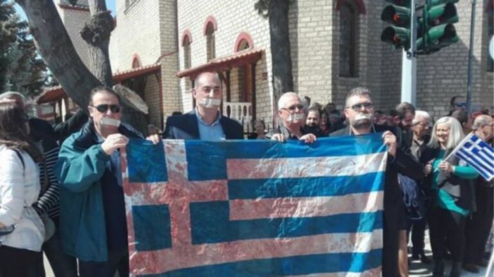 Κοζάνη | Κλειστά στόματα και μια ματωμένη ελληνική σημαία στην παρέλαση της 25ης Μαρτίου