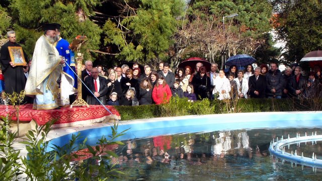 &Sigma;&epsilon; &hellip; &sigma;&iota;&nu;&tau;&rho;&iota;&beta;ά&nu;&iota; &omicron; &epsilon;&omicron;&rho;&tau;&alpha;&sigma;&mu;ό&sigmaf; &tau;&omega;&nu; &Theta;&epsilon;&omicron;&phi;&alpha;&nu;&epsilon;ί&omega;&nu; &sigma;&tau;&eta;&nu; &Tau;&rho;ί&pi;&omicron;&lambda;&eta; (vd)