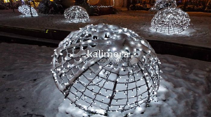 &Eta; &chi;&iota;&omicron;&nu;&iota;&sigma;&mu;έ&nu;&eta; &Tau;&rho;ί&pi;&omicron;&lambda;&eta; &tau;&eta; &nu;ύ&chi;&tau;&alpha; &mu;έ&sigma;&alpha; &alpha;&pi;ό &epsilon;&iota;&kappa;ό&nu;&epsilon;&sigmaf;!