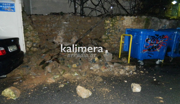 Αποκλειστικό - Έπεσε μάντρα στην οδό Ακαδημίας (εικόνες)