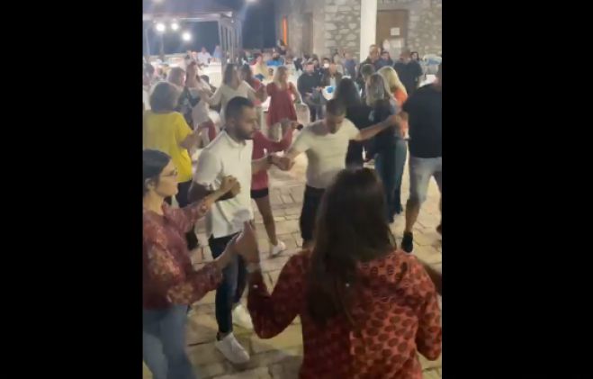 &Pi;&alpha;&rho;&alpha;&delta;&omicron;&sigma;&iota;&alpha;&kappa;ό &Pi;&alpha;&nu;&eta;&gamma;ύ&rho;&iota; έ&gamma;&iota;&nu;&epsilon; &sigma;&tau;o &Delta;&upsilon;&rho;&rho;ά&chi;&iota; &Alpha;&rho;&kappa;&alpha;&delta;ί&alpha;&sigmaf; (vd)