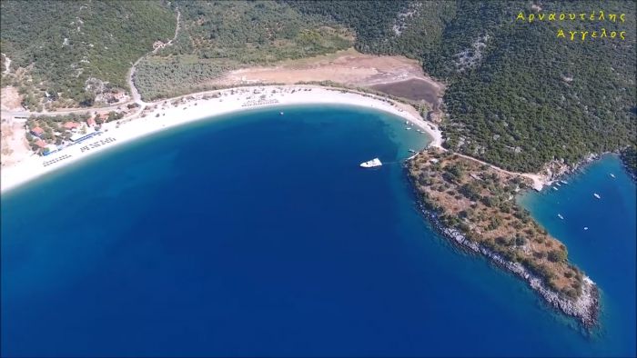 "Φωκιανός" | Η πιο καλά ... κρυμμένη παραλία της Αρκαδίας από ψηλά! (vd)