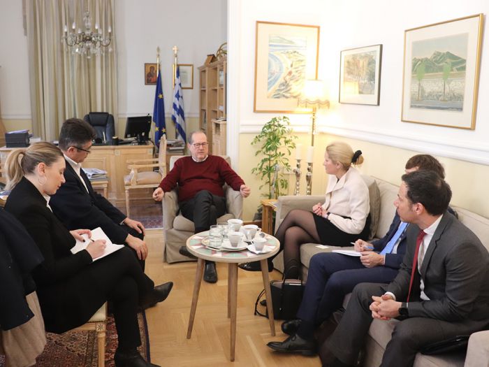 &Sigma;&tau;&eta;&nu; &Tau;&rho;ί&pi;&omicron;&lambda;&eta; &sigma;&tau;&epsilon;&lambda;έ&chi;&eta; &alpha;&pi;ό &tau;&eta;&nu; &Epsilon;&upsilon;&rho;&omega;&pi;&alpha;ϊ&kappa;ή &Tau;&rho;ά&pi;&epsilon;&zeta;&alpha; &Alpha;&nu;&alpha;&sigma;&upsilon;&gamma;&kappa;&rho;ό&tau;&eta;&sigma;&eta;&sigmaf; &kappa;&alpha;&iota; &Alpha;&nu;ά&pi;&tau;&upsilon;&xi;&eta;&sigmaf;