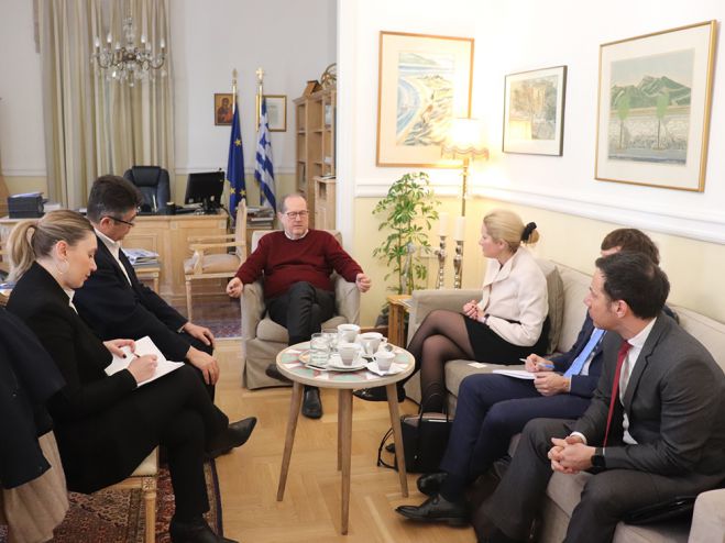 &Sigma;&tau;&eta;&nu; &Tau;&rho;ί&pi;&omicron;&lambda;&eta; &sigma;&tau;&epsilon;&lambda;έ&chi;&eta; &alpha;&pi;ό &tau;&eta;&nu; &Epsilon;&upsilon;&rho;&omega;&pi;&alpha;ϊ&kappa;ή &Tau;&rho;ά&pi;&epsilon;&zeta;&alpha; &Alpha;&nu;&alpha;&sigma;&upsilon;&gamma;&kappa;&rho;ό&tau;&eta;&sigma;&eta;&sigmaf; &kappa;&alpha;&iota; &Alpha;&nu;ά&pi;&tau;&upsilon;&xi;&eta;&sigmaf;