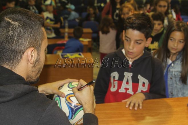 Αυτόγραφα από τον Κουρμπέλη σε μικρούς φίλους του Αστέρα! (vd)