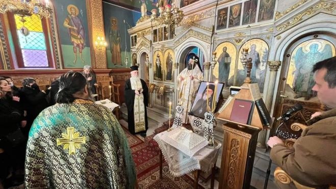 &Tau;&rho;ί&mu;&eta;&nu;&omicron; &mu;&nu;&eta;&mu;ό&sigma;&upsilon;&nu;&omicron; &gamma;&iota;&alpha; &tau;&omicron;&nu; &Mu;&alpha;&kappa;&alpha;&rho;&iota;&sigma;&tau;ό &Alpha;&lambda;έ&xi;&alpha;&nu;&delta;&rho;&omicron; &sigma;&tau;&omicron; &Nu;&alpha;ό &Nu;&epsilon;&omicron;&mu;ά&rho;&tau;&upsilon;&rho;&alpha; &Delta;&eta;&mu;&eta;&tau;&rho;ί&omicron;&upsilon; - "&Sigma;&tau;&omicron;&nu; &Nu;&alpha;ό &pi;&omicron;&upsilon; &alpha;&gamma;&alpha;&pi;&omicron;ύ&sigma;&epsilon; &iota;&delta;&iota;&alpha;ί&tau;&epsilon;&rho;&alpha;, &alpha;&nu;&alpha;&kappa;&alpha;ί&nu;&iota;&sigma;&epsilon;, &alpha;&nu;έ&delta;&epsilon;&iota;&xi;&epsilon; &kappa;&alpha;&iota; &epsilon;&lambda;ά&mu;&pi;&rho;&upsilon;&nu;&epsilon;"