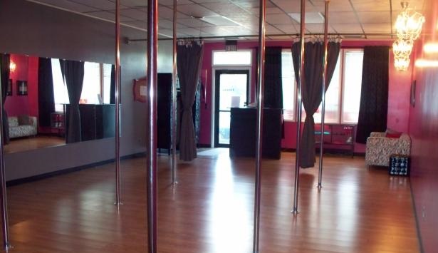 &Tau;&rho;ί&pi;&omicron;&lambda;&eta; &kappa;&alpha;&iota; pole dancing &gamma;ί&nu;&epsilon;&tau;&alpha;&iota;;
