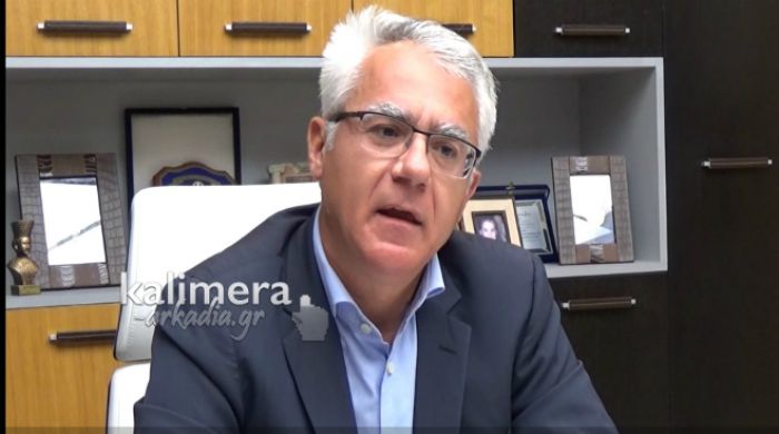 &Sigma;&mu;&upsilon;&rho;&nu;&iota;ώ&tau;&eta;&sigmaf;: &laquo;&Omicron; &Delta;ή&mu;&omicron;&sigmaf; &Tau;&rho;ί&pi;&omicron;&lambda;&eta;&sigmaf; &beta;&rho;ί&sigma;&kappa;&epsilon;&tau;&alpha;&iota; &sigma;&tau;&omicron; &chi;&epsilon;ί&lambda;&omicron;&sigmaf; &tau;&omicron;&upsilon; &gamma;&kappa;&rho;&epsilon;&mu;&omicron;ύ&raquo; (vd)