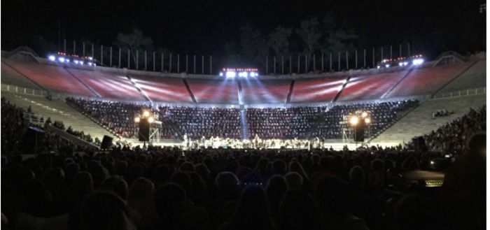 &Kappa;&alpha;&iota; &tau;&omicron; &tau;&alpha;&xi;ί&delta;&iota; &sigma;&upsilon;&nu;&epsilon;&chi;ί&zeta;&epsilon;&tau;&alpha;&iota; &sigma;&epsilon; &laquo;Ό&lambda;&eta; &tau;&eta;&nu; &Epsilon;&lambda;&lambda;ά&delta;&alpha; &gamma;&iota;&alpha; &tau;&omicron; &Mu;ί&kappa;&eta;&raquo;