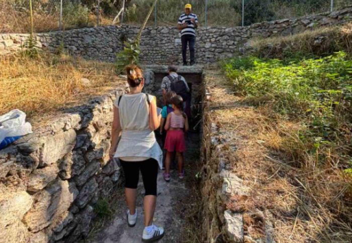 &Sigma;&tau;&epsilon;&mu;&nu;ί&tau;&sigma;&alpha; | &Mu;ί&alpha; &beta;&iota;&omega;&mu;&alpha;&tau;&iota;&kappa;ή &pi;&epsilon;&rho;&iota;ή&gamma;&eta;&sigma;&eta; &sigma;&tau;&eta; "&Mu;ά&nu;&alpha; &tau;&omicron;&upsilon; &Nu;&epsilon;&rho;&omicron;ύ" (&epsilon;&iota;&kappa;ό&nu;&epsilon;&sigmaf;)