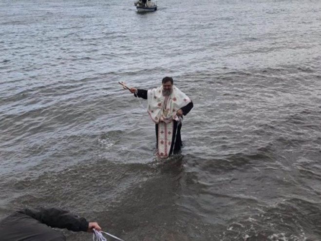 Αφού δεν βούτηξε κανένας ... έπεσε ο παπάς για τον Σταυρό!