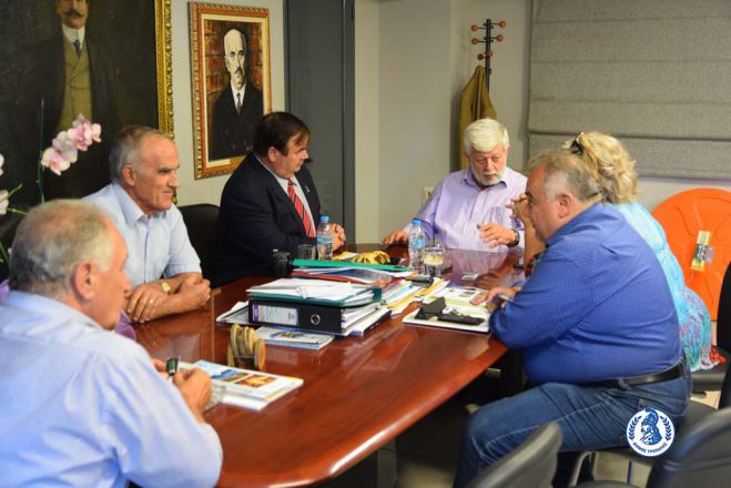 &Sigma;&tau;&eta;&nu; &Tau;&rho;ί&pi;&omicron;&lambda;&eta; &omicron; &Delta;ή&mu;&alpha;&rho;&chi;&omicron;&sigmaf; &tau;&eta;&sigmaf; &pi;ό&lambda;&eta;&sigmaf; Arcadia &tau;&eta;&sigmaf; &Kappa;&alpha;&lambda;&iota;&phi;ό&rho;&nu;&iota;&alpha; (&epsilon;&iota;&kappa;ό&nu;&epsilon;&sigmaf;)