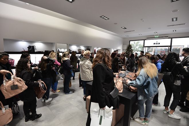 «Φρενίτιδα» για την Black Friday σε Αθήνα και επαρχία (vd)