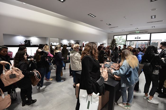 «Φρενίτιδα» για την Black Friday σε Αθήνα και επαρχία (vd)